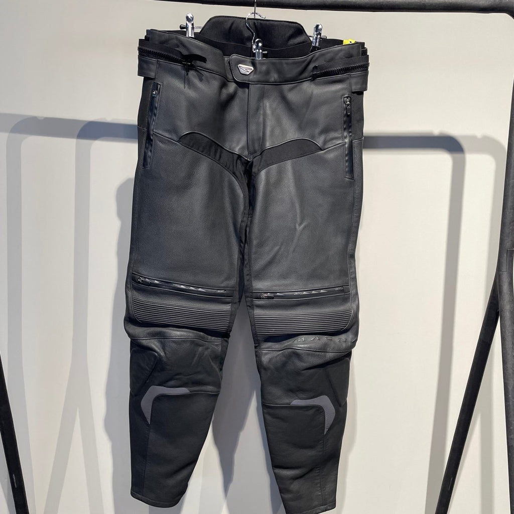 Macna Motorbroek Leer (56) - Tweedehandsmotorkleding.nl