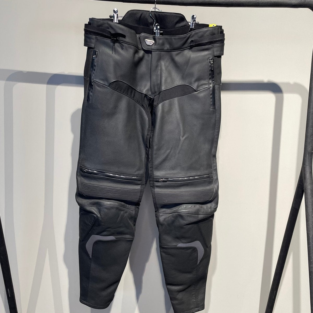 Macna Motorbroek Leer (56) - Tweedehandsmotorkleding.nl