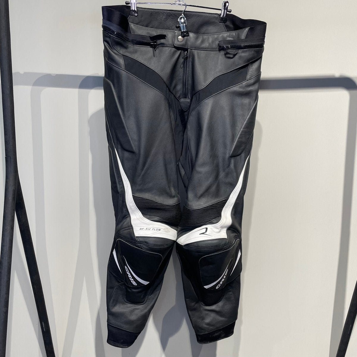 Grid Motorbroek Leer (56) - Tweedehandsmotorkleding.nl