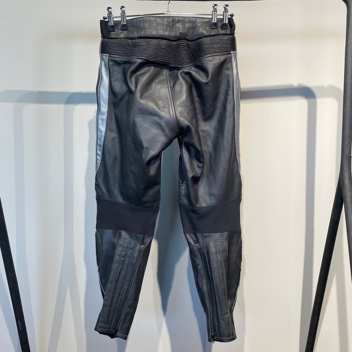 Richa Motorbroek Leer (44) - Tweedehandsmotorkleding.nl
