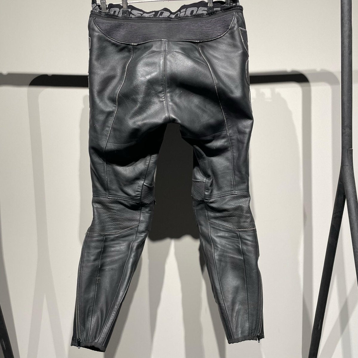 Dainese/Ducati motorbroek leer (52) - Tweedehandsmotorkleding.nl