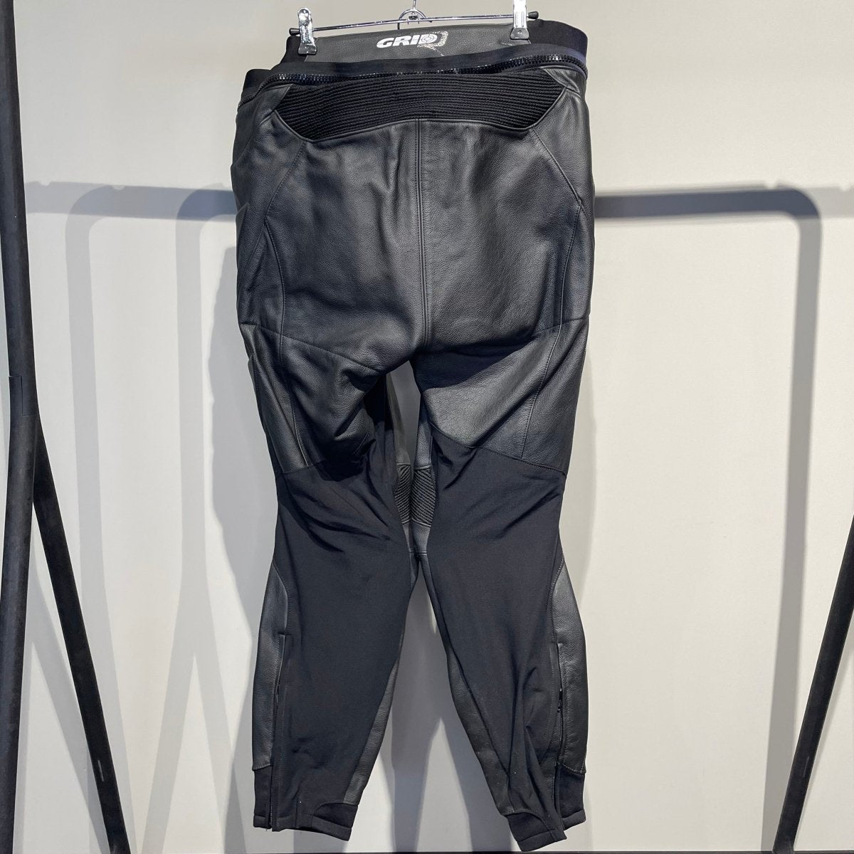 Grid Motorbroek Leer (56) - Tweedehandsmotorkleding.nl