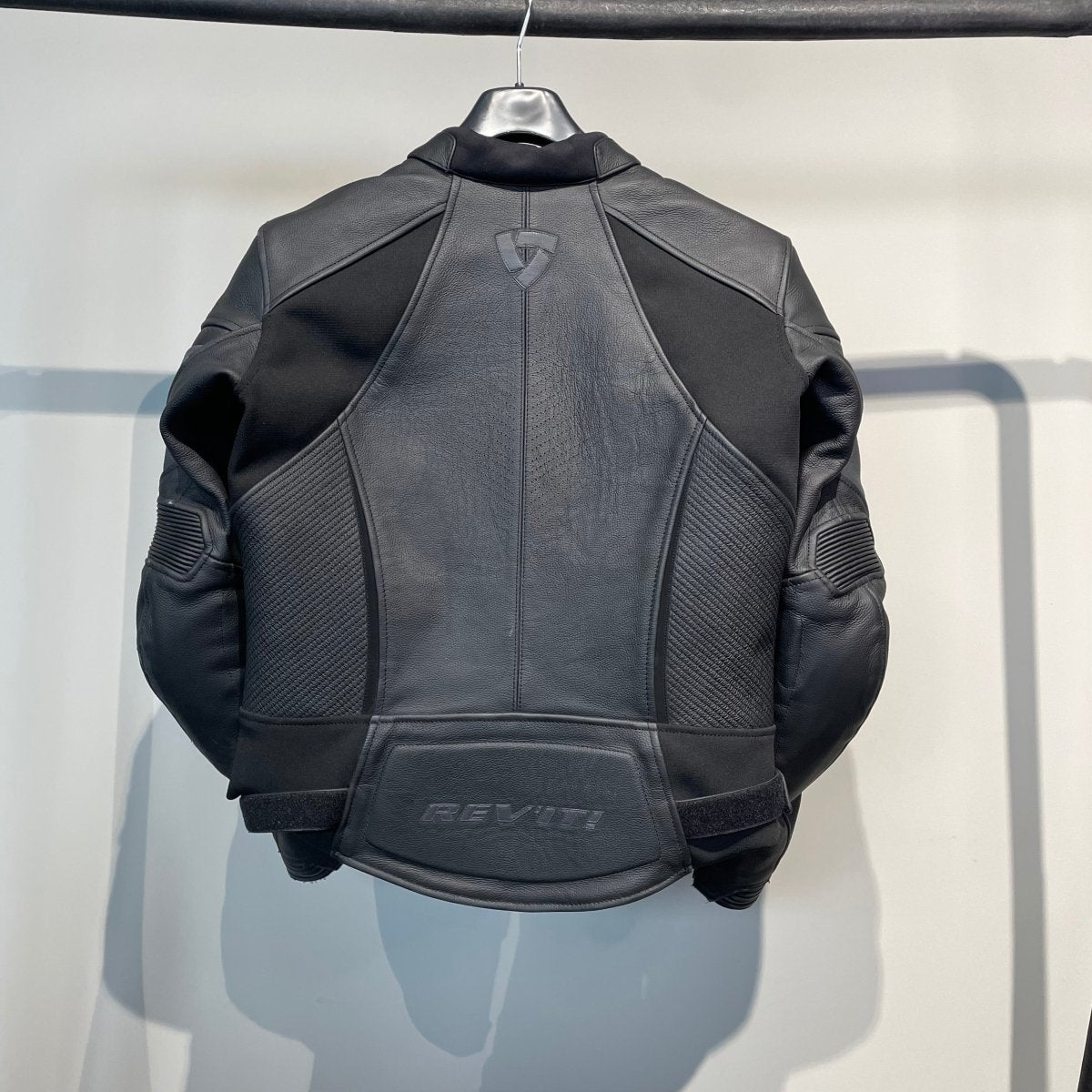 REV'IT Xena 4 Motorjas Leer (42) - Tweedehandsmotorkleding.nl