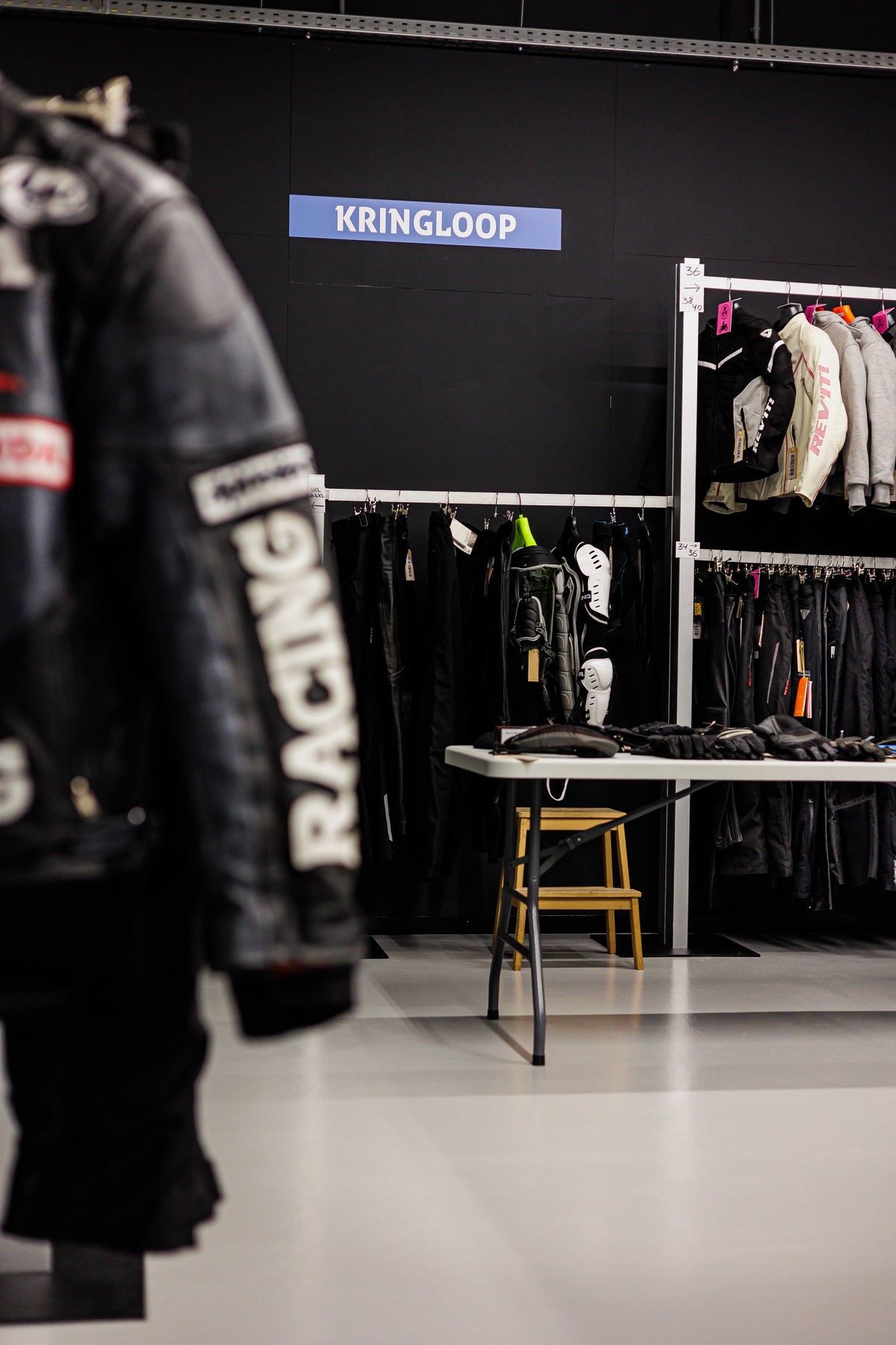 Winkel Voordeelhelmen Zwaagdijk interieur