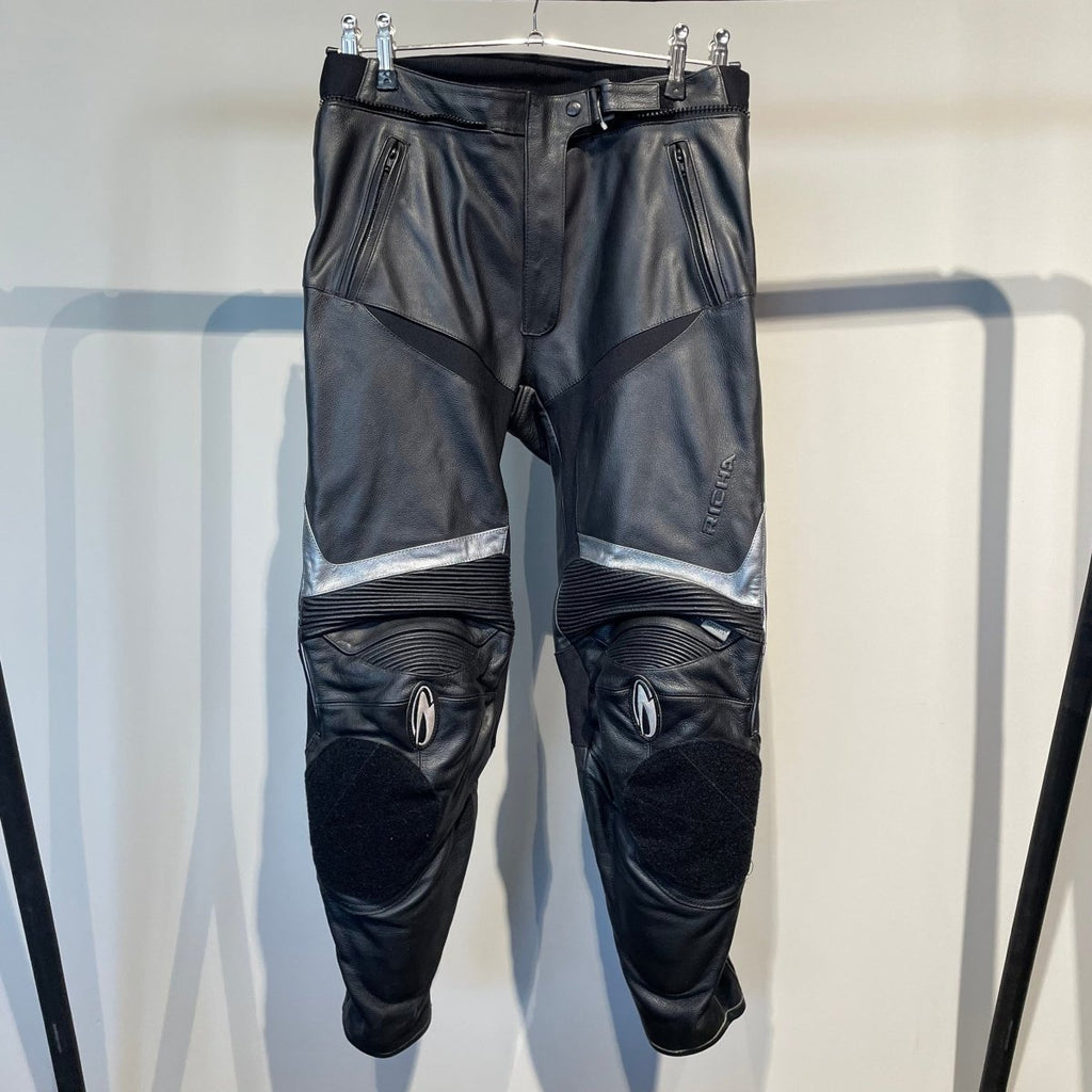 Richa Motorbroek Leer (44) - Tweedehandsmotorkleding.nl