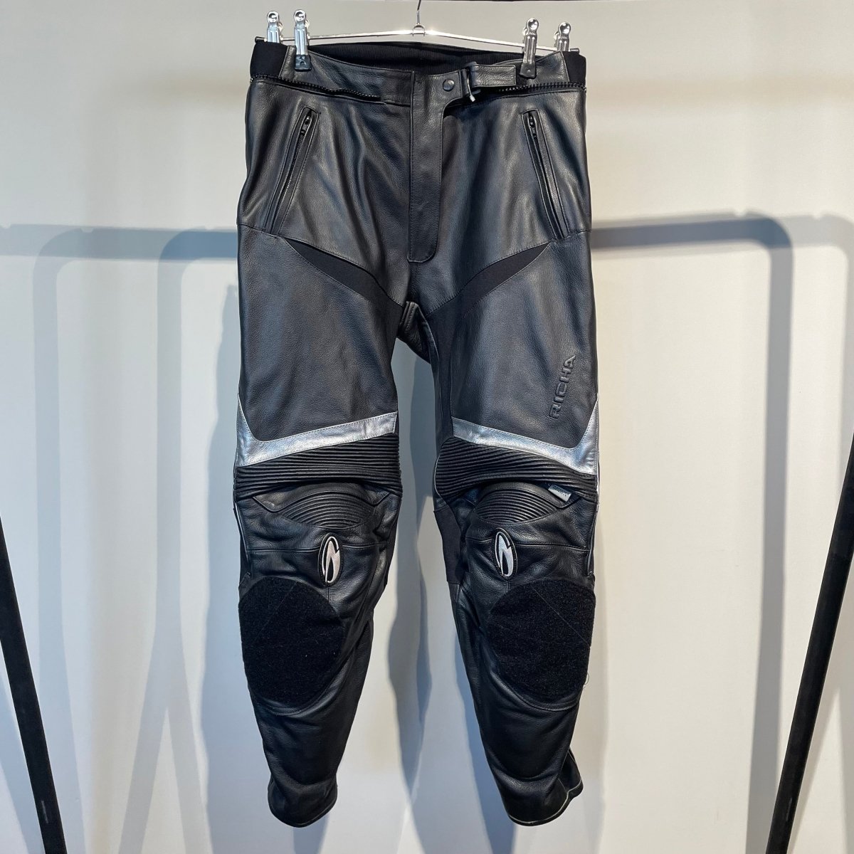 Richa Motorbroek Leer (44) - Tweedehandsmotorkleding.nl