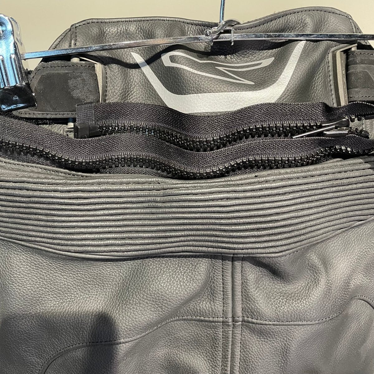 Macna Motorbroek Leer (56) - Tweedehandsmotorkleding.nl